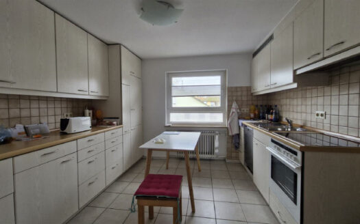 Dreifamilienhaus mit Garten, Garage und drei Stellplätzen