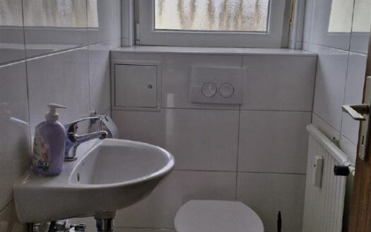 Dreifamilienhaus mit Garten, Garage und drei Stellplätzen