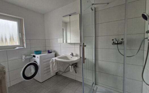 Dreifamilienhaus mit Garten, Garage und drei Stellplätzen