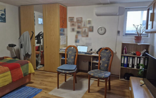 Dreifamilienhaus mit Garten, Garage und drei Stellplätzen