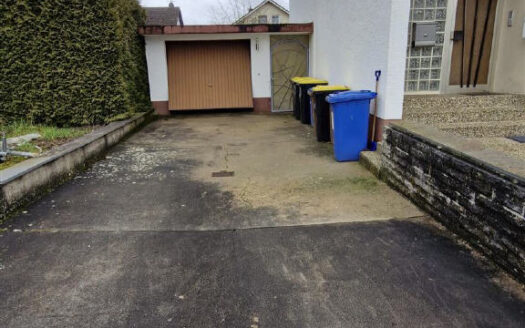 Dreifamilienhaus mit Garten, Garage und drei Stellplätzen