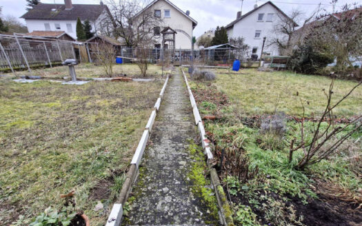 Dreifamilienhaus mit Garten, Garage und drei Stellplätzen