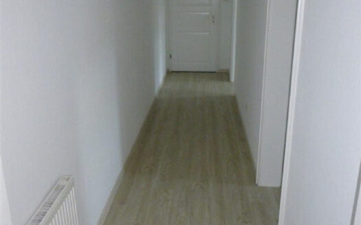 Große 3 Zimmer-Wohnung mit zwei KFZ-Stellplätze – ohne Balkon!!!