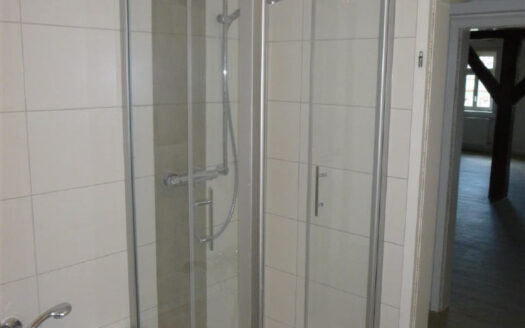 Große 3 Zimmer-Wohnung mit zwei KFZ-Stellplätze – ohne Balkon!!!