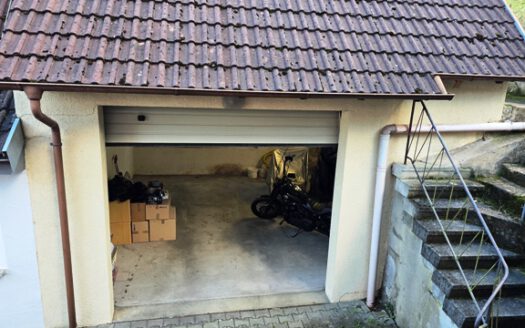 Einfamilienwohnhaus mit 2 Garagen und großem Grundstück in Rüsselhausen