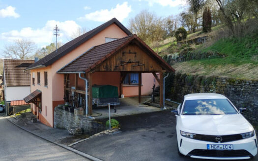 Einfamilienwohnhaus mit 2 Garagen und großem Grundstück in Rüsselhausen