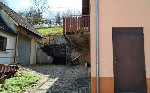 Einfamilienwohnhaus mit 2 Garagen und großem Grundstück in Rüsselhausen