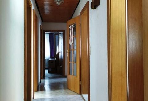 Einfamilienwohnhaus mit 2 Garagen und großem Grundstück in Rüsselhausen