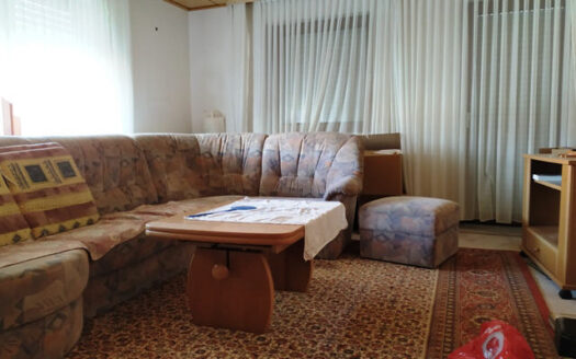 Einfamilienwohnhaus mit 2 Garagen und großem Grundstück in Rüsselhausen