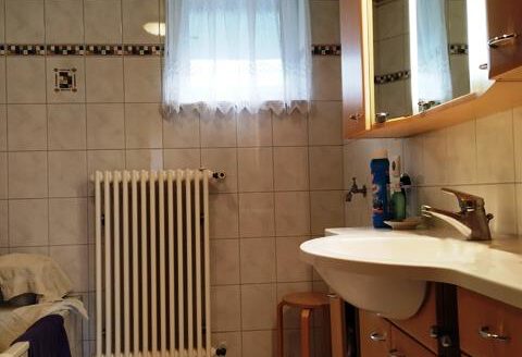 Einfamilienwohnhaus mit 2 Garagen und großem Grundstück in Rüsselhausen