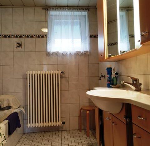 Badezimmer mit Badewanne und ...