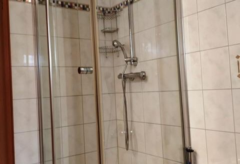 Einfamilienwohnhaus mit 2 Garagen und großem Grundstück in Rüsselhausen