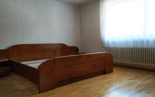 Einfamilienwohnhaus mit 2 Garagen und großem Grundstück in Rüsselhausen