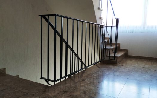 Einfamilienwohnhaus mit 2 Garagen und großem Grundstück in Rüsselhausen