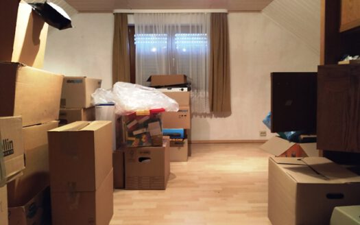 Einfamilienwohnhaus mit 2 Garagen und großem Grundstück in Rüsselhausen