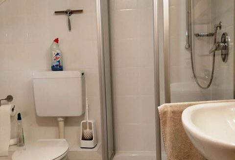 Einfamilienwohnhaus mit 2 Garagen und großem Grundstück in Rüsselhausen