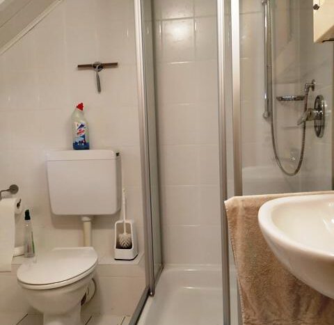 DG_Badezimmer mit Dusche ...