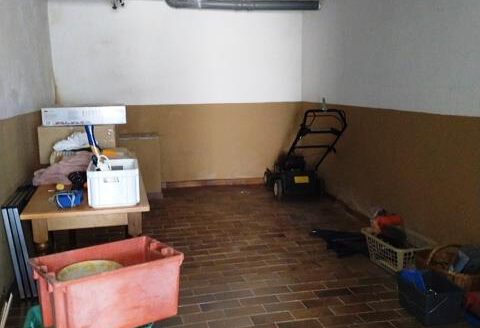 Einfamilienwohnhaus mit 2 Garagen und großem Grundstück in Rüsselhausen