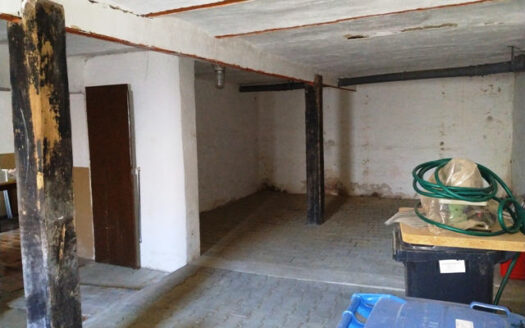 Einfamilienwohnhaus mit 2 Garagen und großem Grundstück in Rüsselhausen