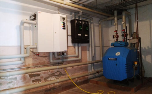 Einfamilienwohnhaus mit 2 Garagen und großem Grundstück in Rüsselhausen