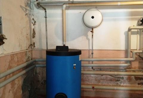 Einfamilienwohnhaus mit 2 Garagen und großem Grundstück in Rüsselhausen