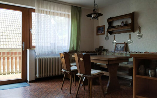 Einfamilienwohnhaus mit 2 Garagen und großem Grundstück in Rüsselhausen