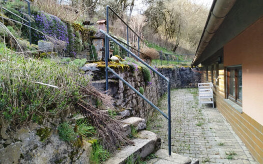 Einfamilienwohnhaus mit 2 Garagen und großem Grundstück in Rüsselhausen