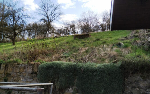 Einfamilienwohnhaus mit 2 Garagen und großem Grundstück in Rüsselhausen