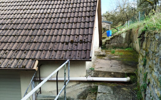 Einfamilienwohnhaus mit 2 Garagen und großem Grundstück in Rüsselhausen