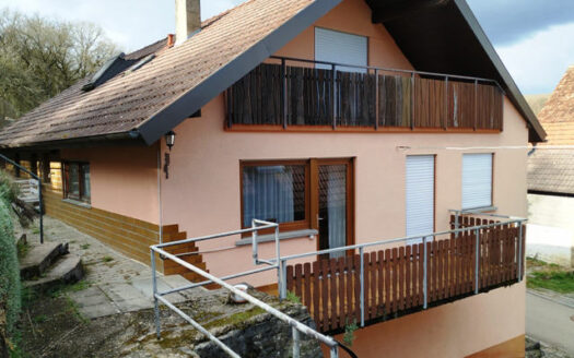 Einfamilienwohnhaus mit 2 Garagen und großem Grundstück in Rüsselhausen