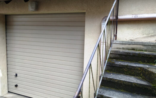 Einfamilienwohnhaus mit 2 Garagen und großem Grundstück in Rüsselhausen