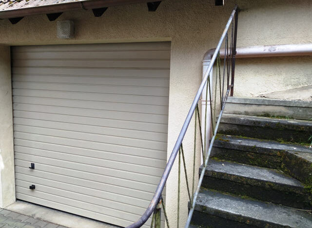 Aufgang zum hinteren Teil des Hauses und ...