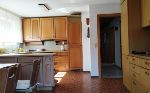 Einfamilienwohnhaus mit 2 Garagen und großem Grundstück in Rüsselhausen