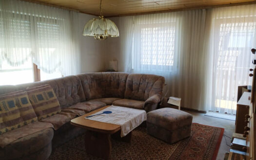 Einfamilienwohnhaus mit 2 Garagen und großem Grundstück in Rüsselhausen